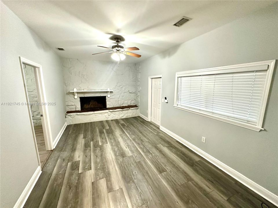 В аренду: $3,250 (3 спален, 2 ванн, 1739 Квадратных фут)