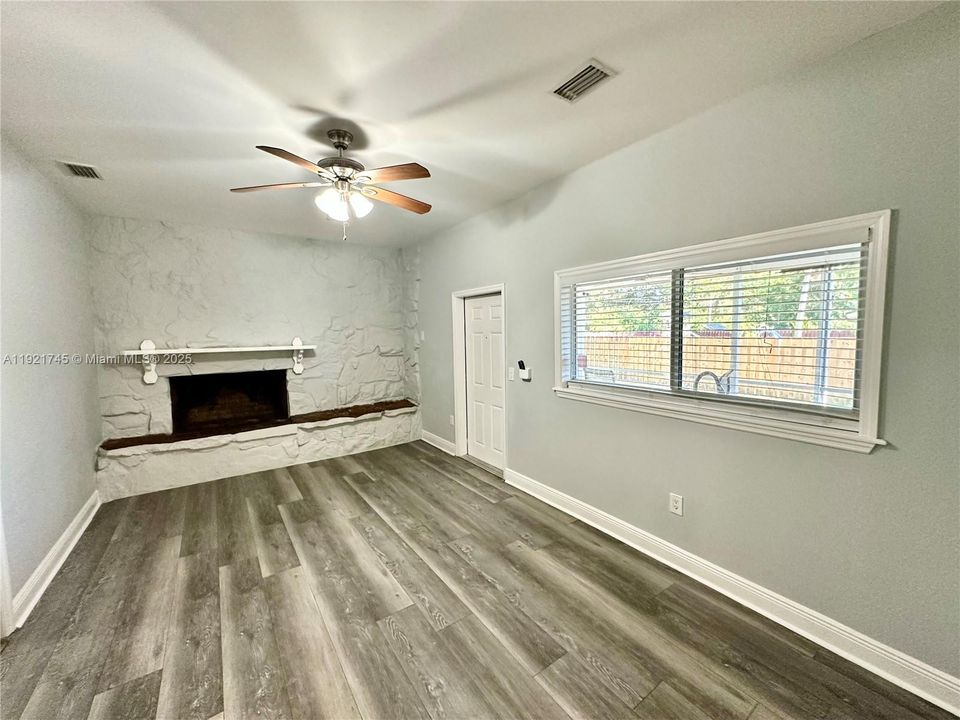 В аренду: $3,250 (3 спален, 2 ванн, 1739 Квадратных фут)