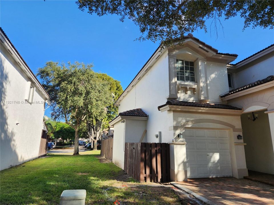 En Venta: $879,000 (4 camas, 3 baños, 2312 Pies cuadrados)