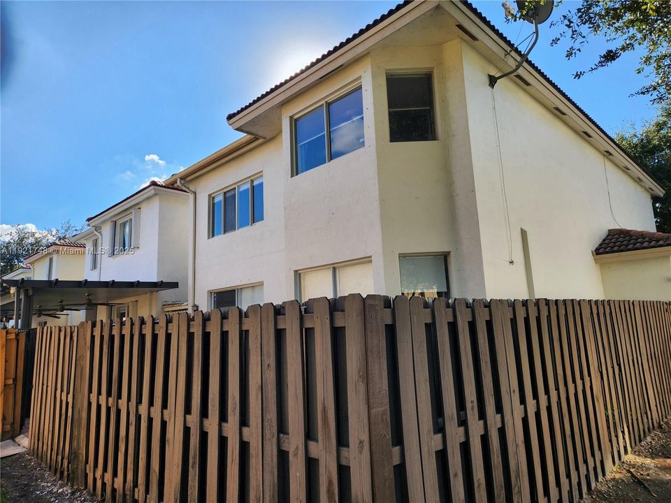 En Venta: $879,000 (4 camas, 3 baños, 2312 Pies cuadrados)