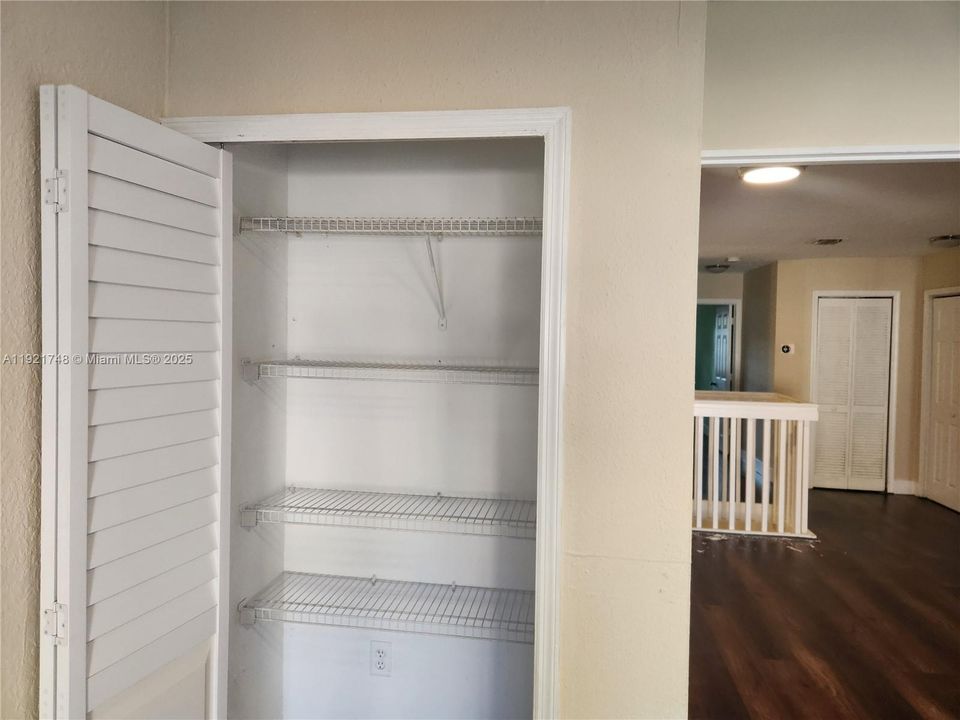 En Venta: $879,000 (4 camas, 3 baños, 2312 Pies cuadrados)