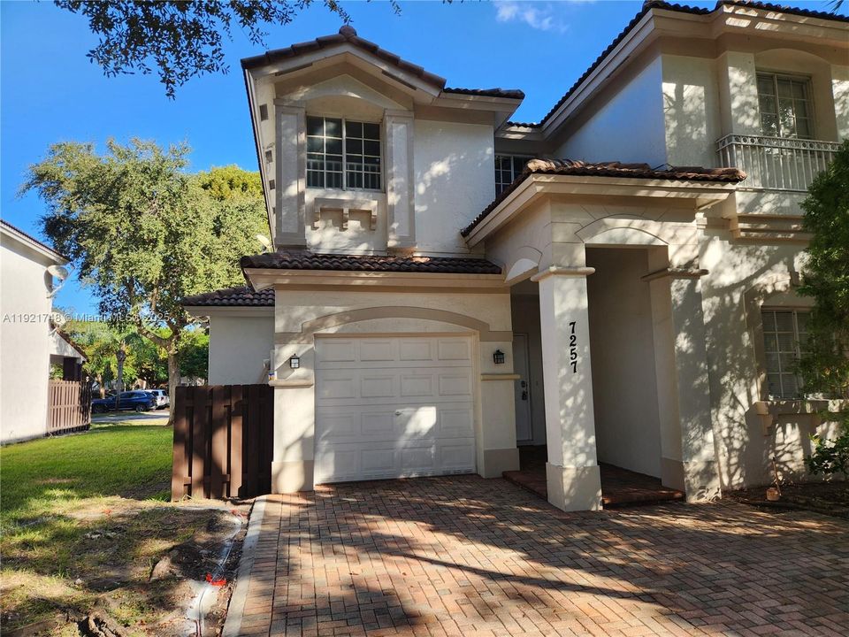 En Venta: $879,000 (4 camas, 3 baños, 2312 Pies cuadrados)