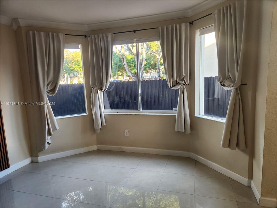 En Venta: $879,000 (4 camas, 3 baños, 2312 Pies cuadrados)