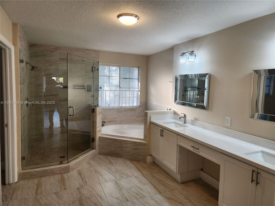 En Venta: $879,000 (4 camas, 3 baños, 2312 Pies cuadrados)