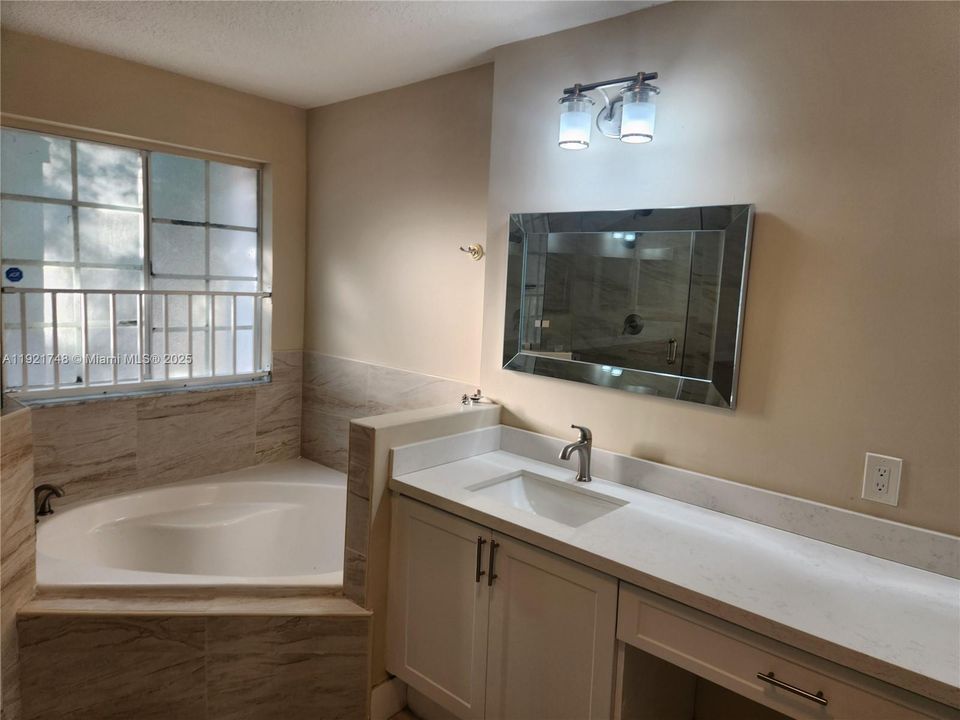 En Venta: $879,000 (4 camas, 3 baños, 2312 Pies cuadrados)