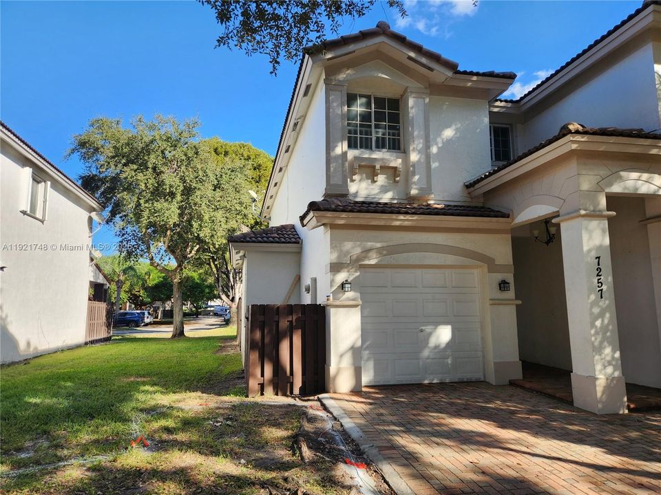 En Venta: $879,000 (4 camas, 3 baños, 2312 Pies cuadrados)