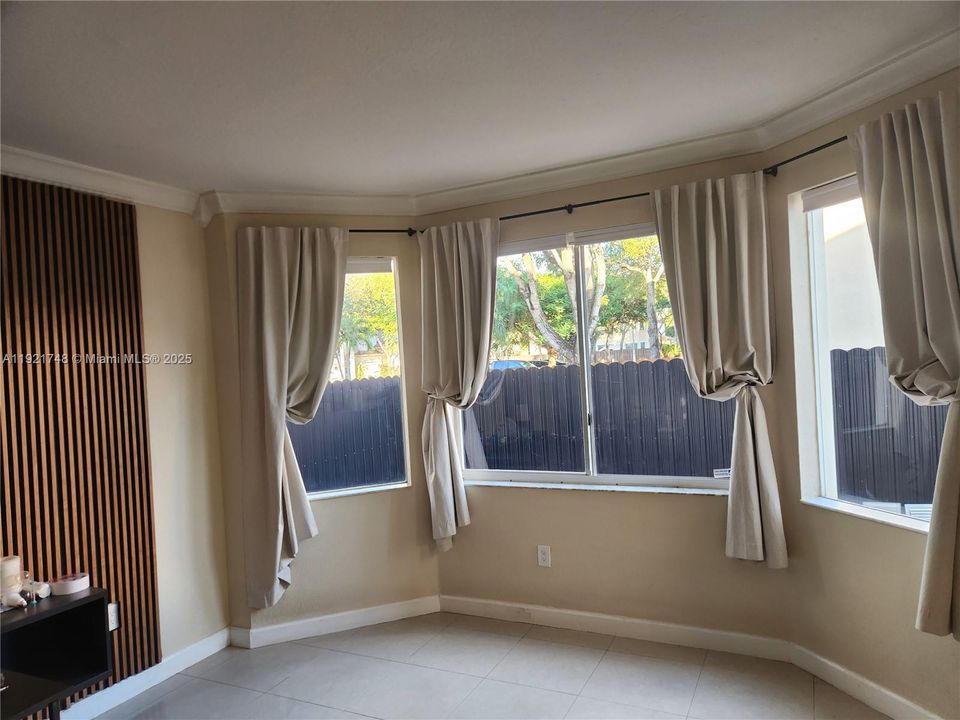 En Venta: $879,000 (4 camas, 3 baños, 2312 Pies cuadrados)