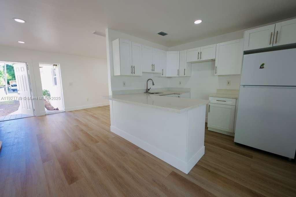 For Rent: $3,200 (3 beds, 2 baths, 1000 Square Feet)