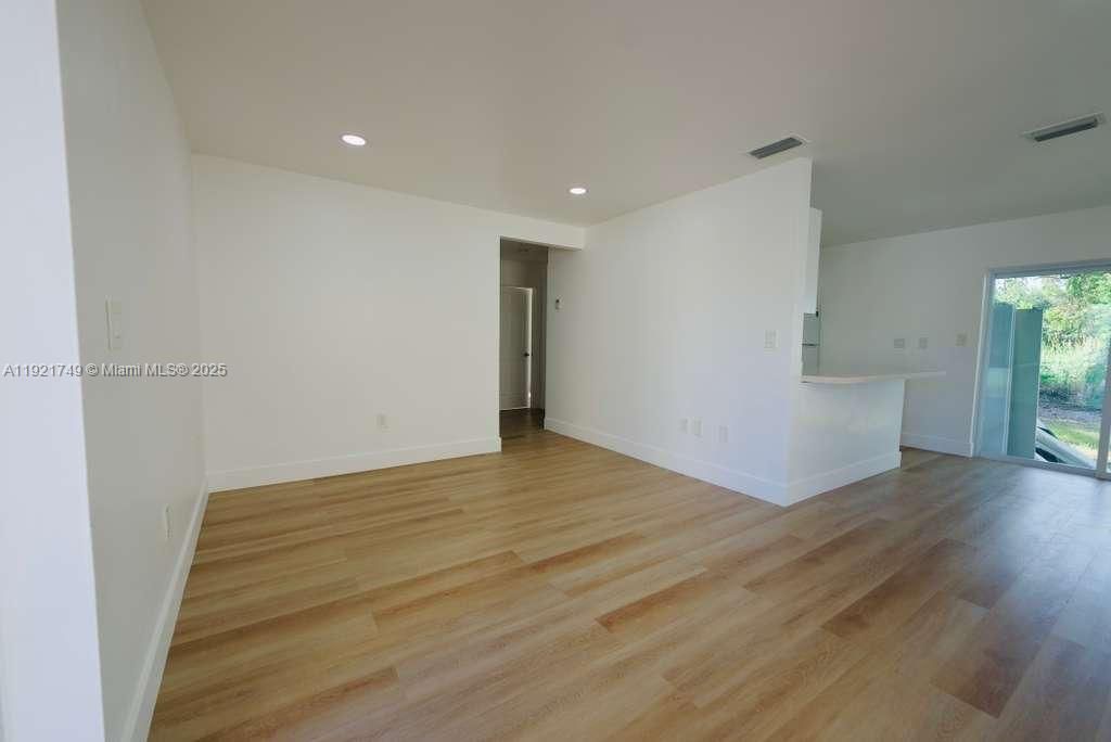 For Rent: $3,200 (3 beds, 2 baths, 1000 Square Feet)