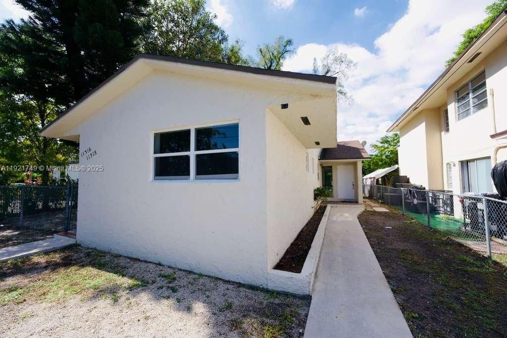 For Rent: $3,200 (3 beds, 2 baths, 1000 Square Feet)