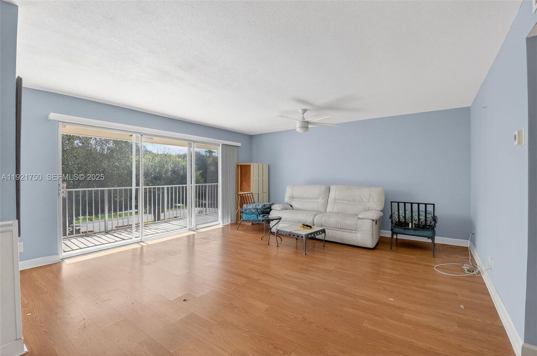 出租: $1,850 (2 贝兹, 1 浴室, 852 平方英尺)