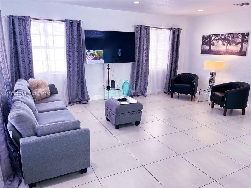 For Sale: $515,000 (3 beds, 2 baths, 1300 Square Feet)