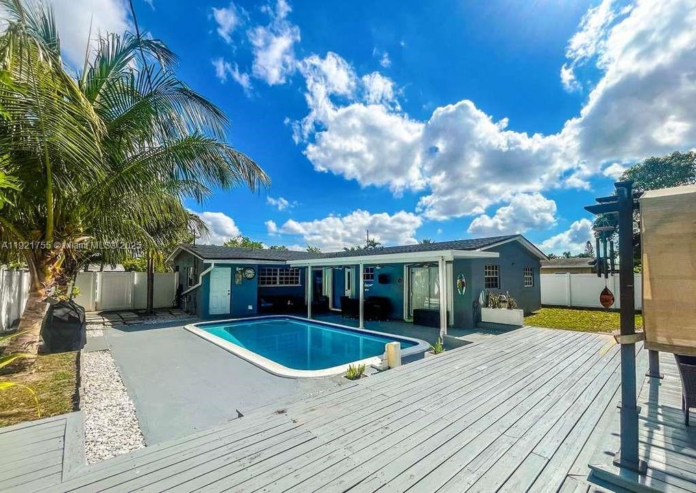 For Sale: $515,000 (3 beds, 2 baths, 1300 Square Feet)