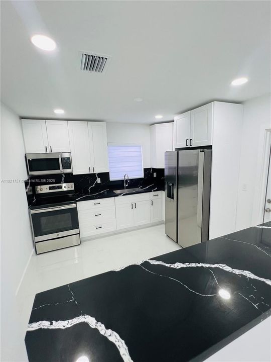 Active With Contract: $2,799 (2 beds, 1 baths, 1469 Square Feet)