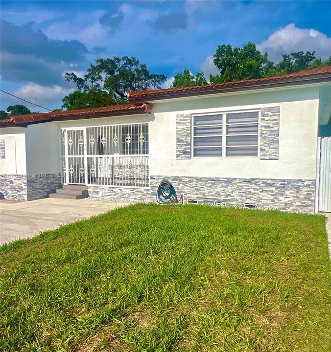 Active With Contract: $2,799 (2 beds, 1 baths, 1469 Square Feet)