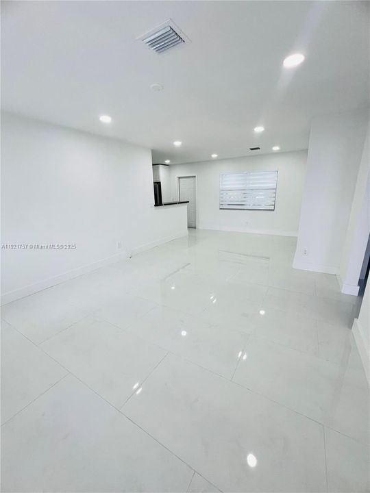 Active With Contract: $2,799 (2 beds, 1 baths, 1469 Square Feet)