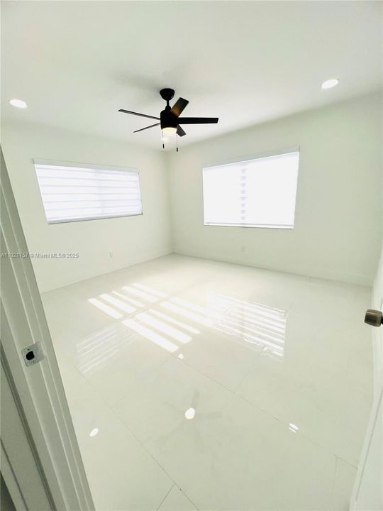 Active With Contract: $2,799 (2 beds, 1 baths, 1469 Square Feet)