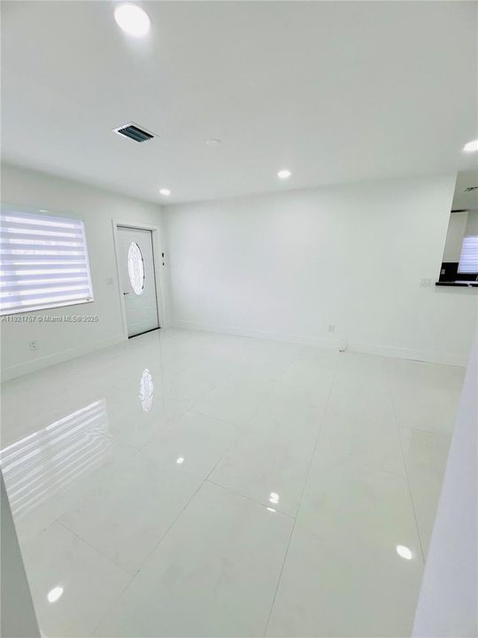 Active With Contract: $2,799 (2 beds, 1 baths, 1469 Square Feet)