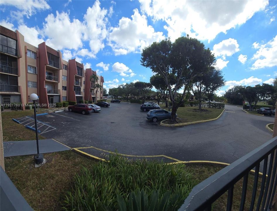 For Sale: $309,000 (2 beds, 2 baths, 896 Square Feet)