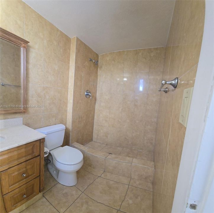 For Sale: $309,000 (2 beds, 2 baths, 896 Square Feet)