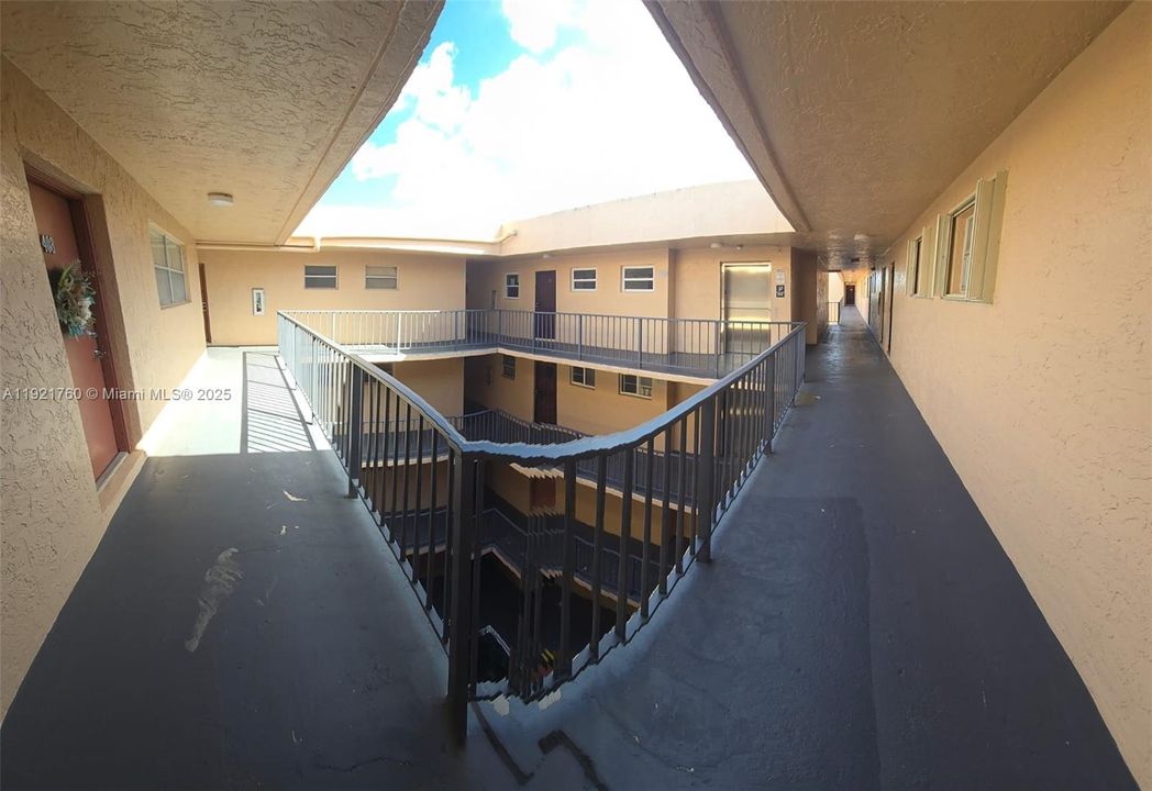 For Sale: $309,000 (2 beds, 2 baths, 896 Square Feet)