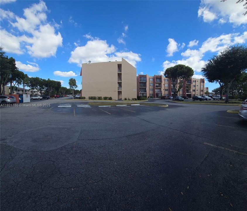 For Sale: $309,000 (2 beds, 2 baths, 896 Square Feet)