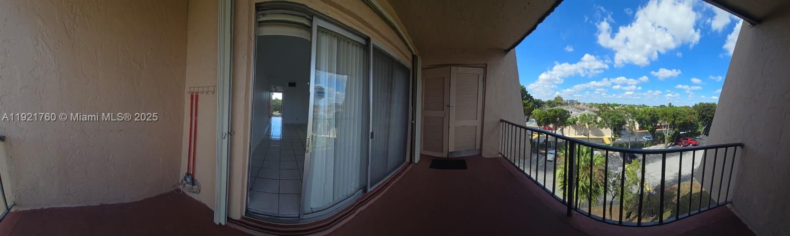 For Sale: $309,000 (2 beds, 2 baths, 896 Square Feet)