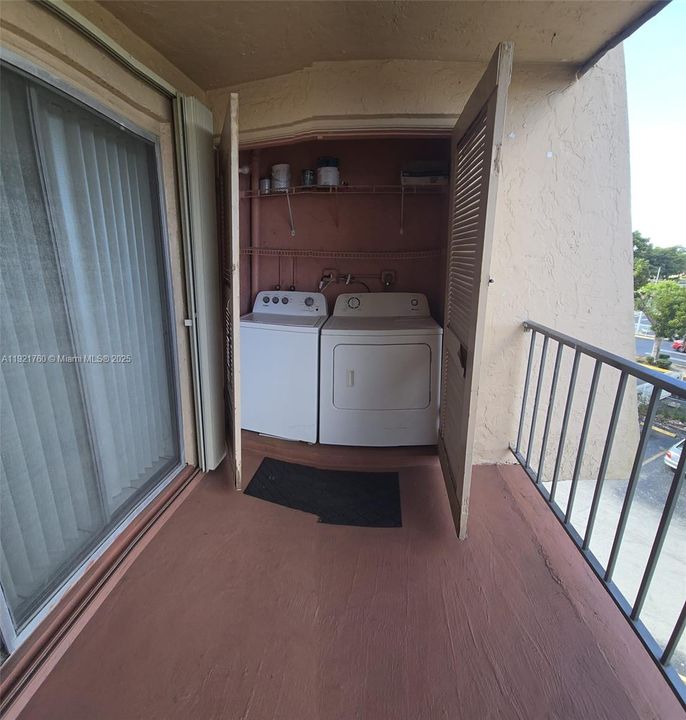 For Sale: $309,000 (2 beds, 2 baths, 896 Square Feet)
