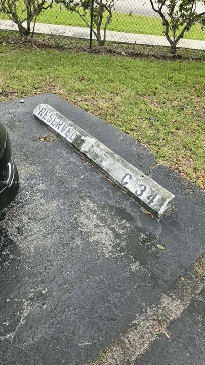 For Sale: $309,000 (2 beds, 2 baths, 896 Square Feet)