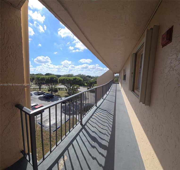 For Sale: $309,000 (2 beds, 2 baths, 896 Square Feet)