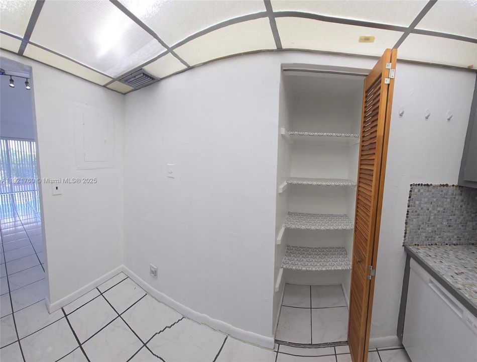 For Sale: $309,000 (2 beds, 2 baths, 896 Square Feet)