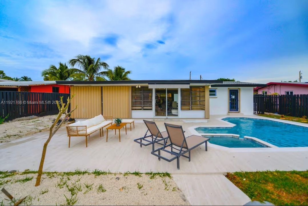 For Sale: $1,049,000 (3 beds, 3 baths, 1716 Square Feet)