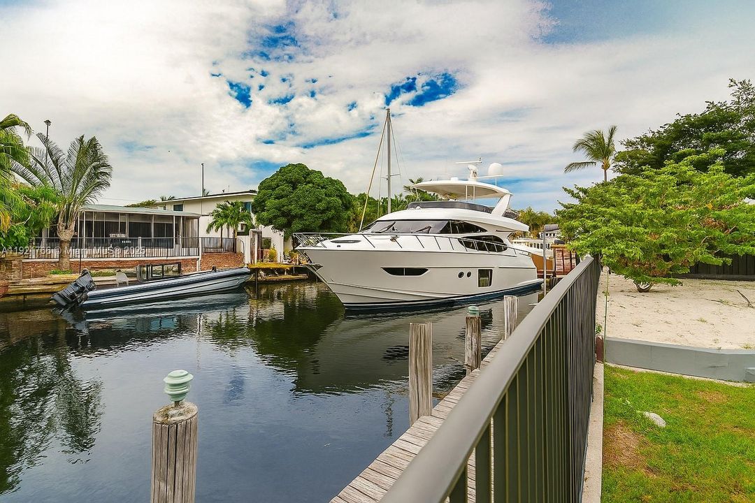 For Sale: $1,049,000 (3 beds, 3 baths, 1716 Square Feet)