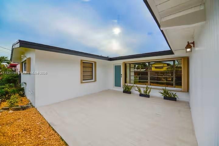 For Sale: $1,049,000 (3 beds, 3 baths, 1716 Square Feet)