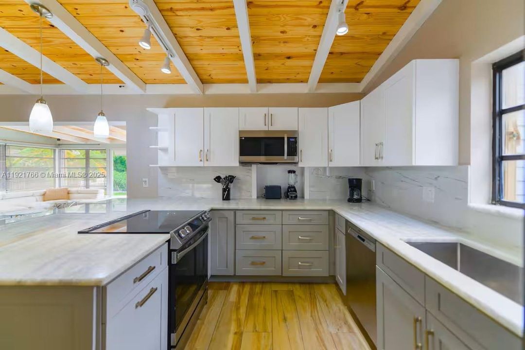 For Sale: $1,049,000 (3 beds, 3 baths, 1716 Square Feet)