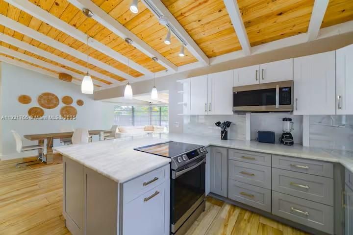 For Sale: $1,049,000 (3 beds, 3 baths, 1716 Square Feet)