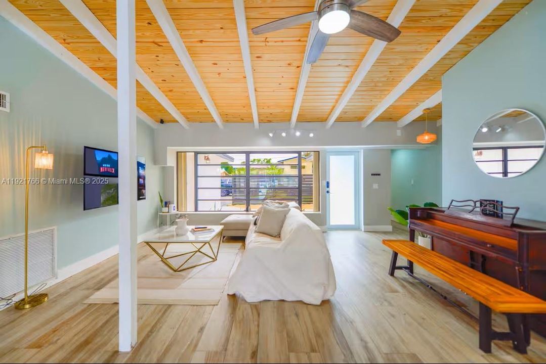 For Sale: $1,049,000 (3 beds, 3 baths, 1716 Square Feet)