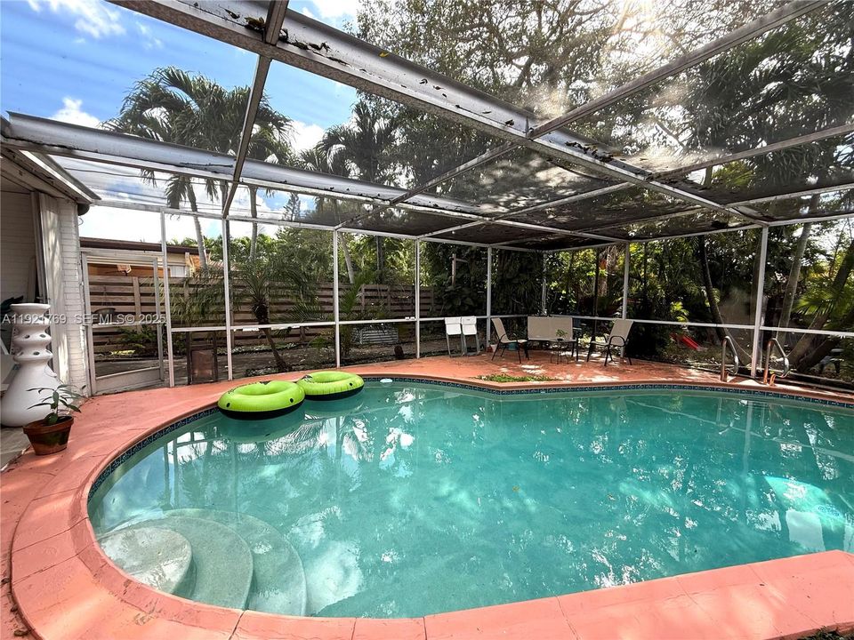 For Rent: $4,700 (3 beds, 2 baths, 1367 Square Feet)