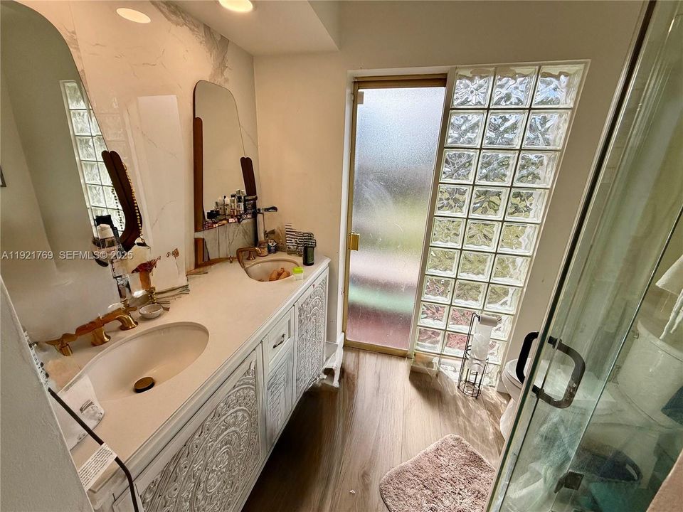 For Rent: $4,700 (3 beds, 2 baths, 1367 Square Feet)