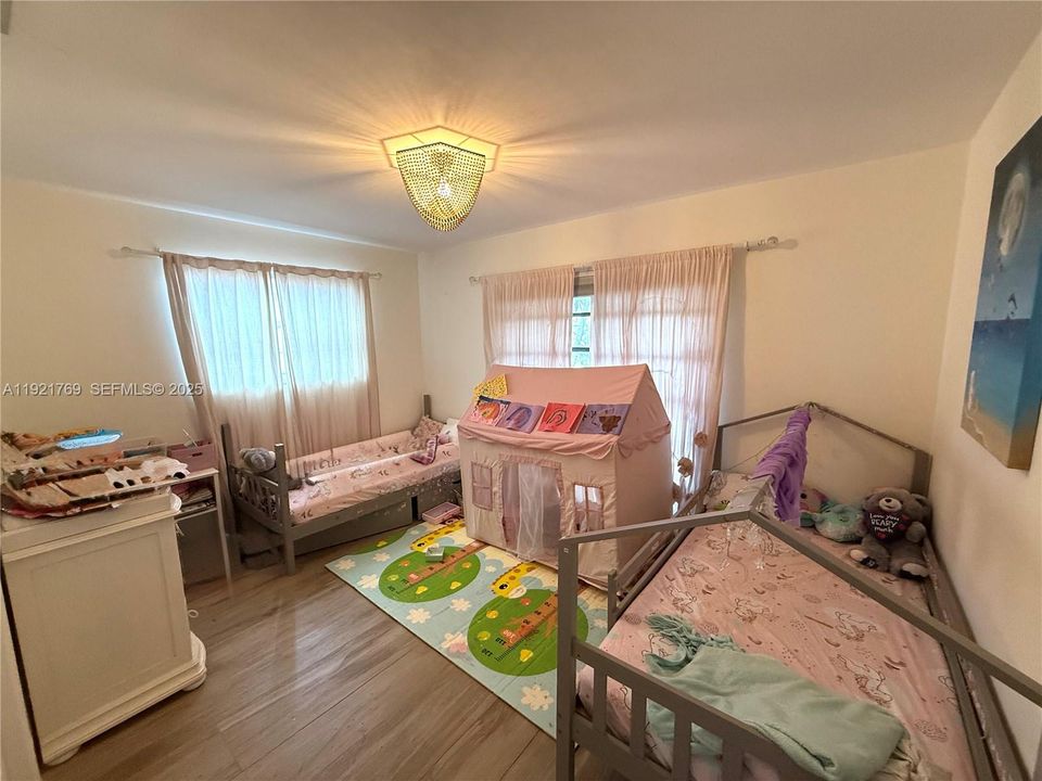 For Rent: $4,700 (3 beds, 2 baths, 1367 Square Feet)