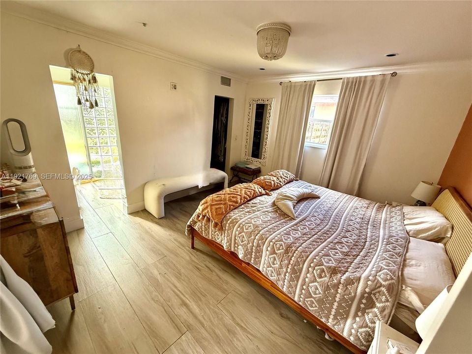 For Rent: $4,700 (3 beds, 2 baths, 1367 Square Feet)