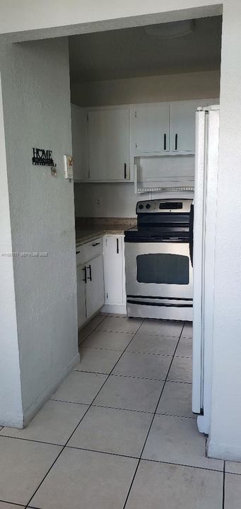 For Rent: $1,900 (2 beds, 1 baths, 696 Square Feet)