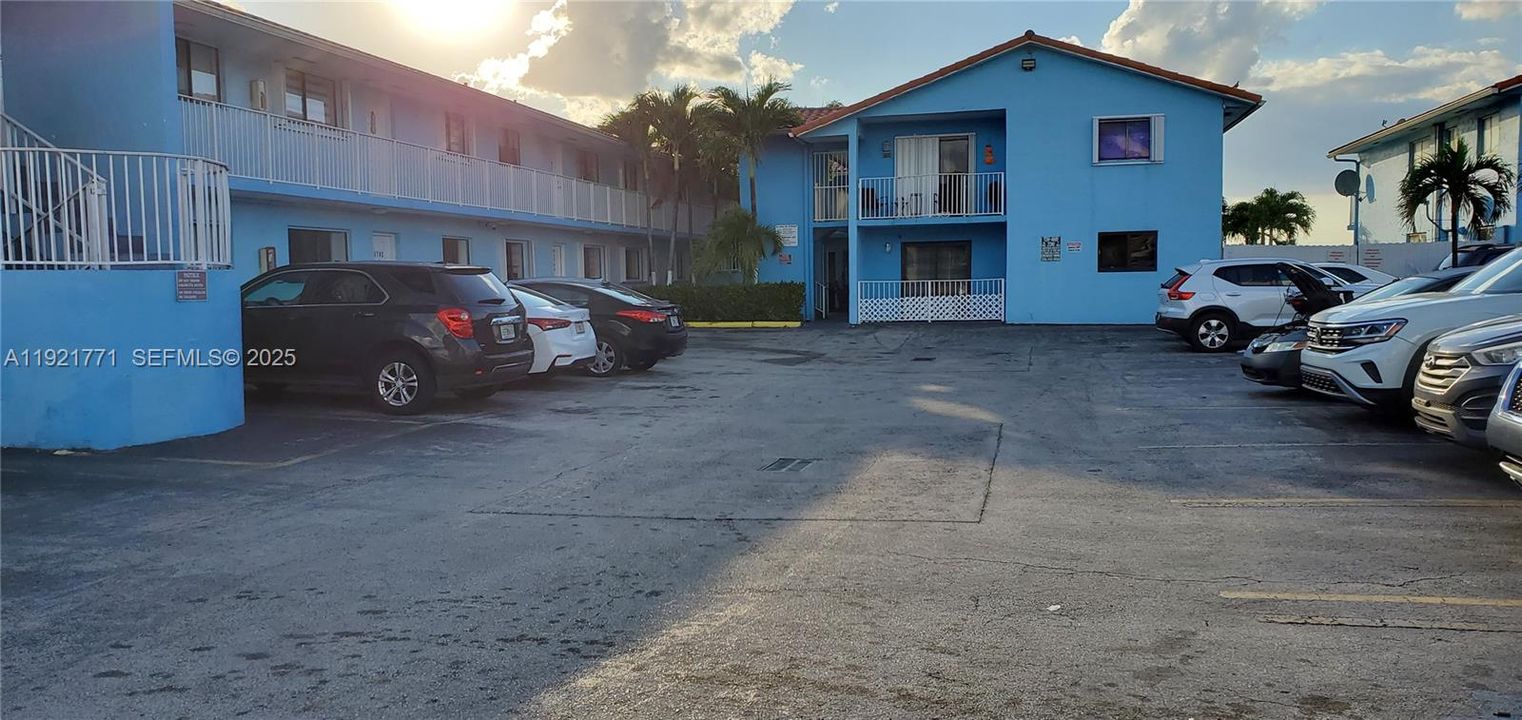 For Rent: $1,900 (2 beds, 1 baths, 696 Square Feet)