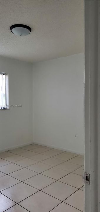 For Rent: $1,900 (2 beds, 1 baths, 696 Square Feet)