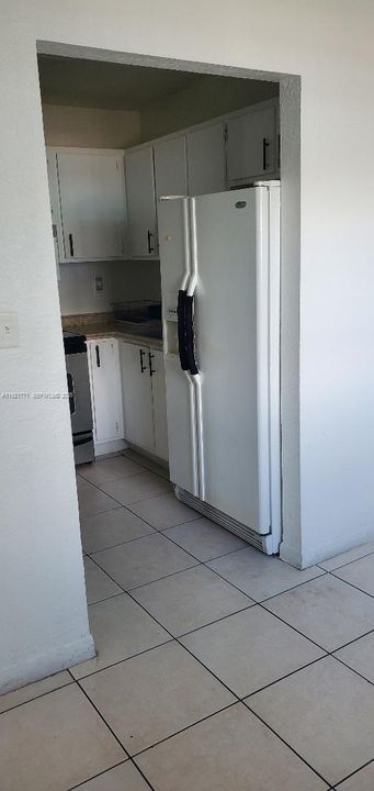 For Rent: $1,900 (2 beds, 1 baths, 696 Square Feet)