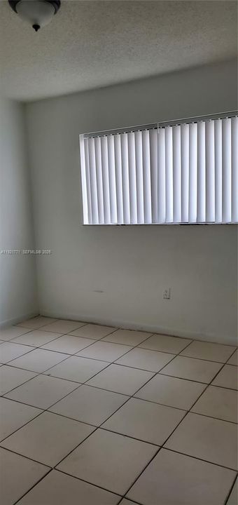 For Rent: $1,900 (2 beds, 1 baths, 696 Square Feet)