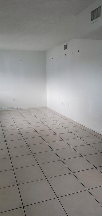 For Rent: $1,900 (2 beds, 1 baths, 696 Square Feet)
