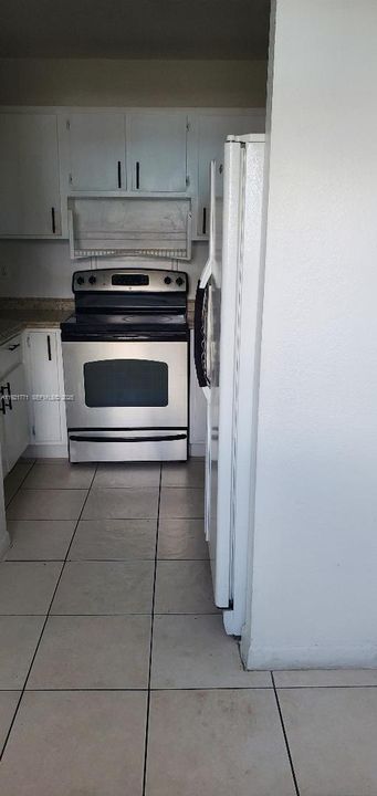 For Rent: $1,900 (2 beds, 1 baths, 696 Square Feet)