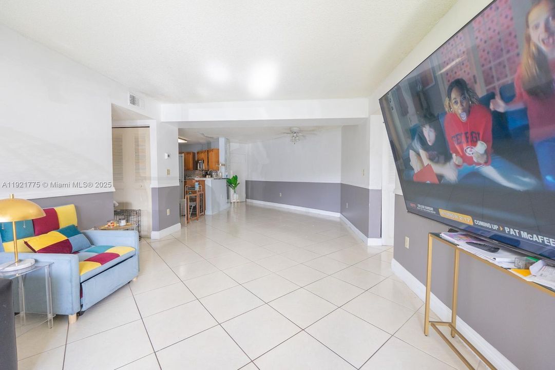 待售: $295,000 (2 贝兹, 2 浴室, 950 平方英尺)