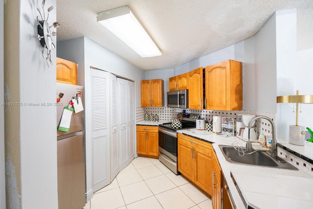 待售: $295,000 (2 贝兹, 2 浴室, 950 平方英尺)